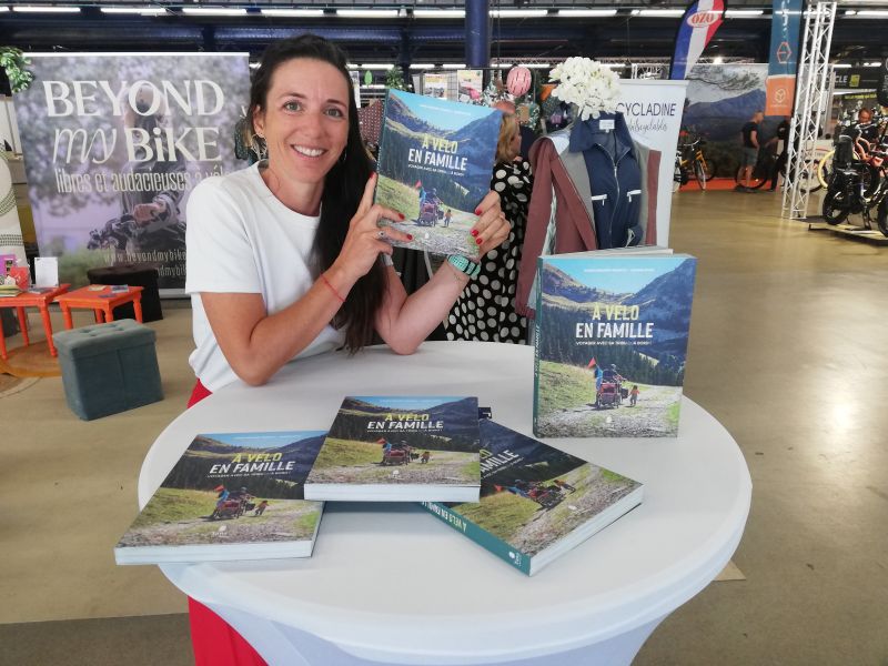 Camille Baordi Franchi dédicace son livre sur Enjoy Vélos Épinal 2024
